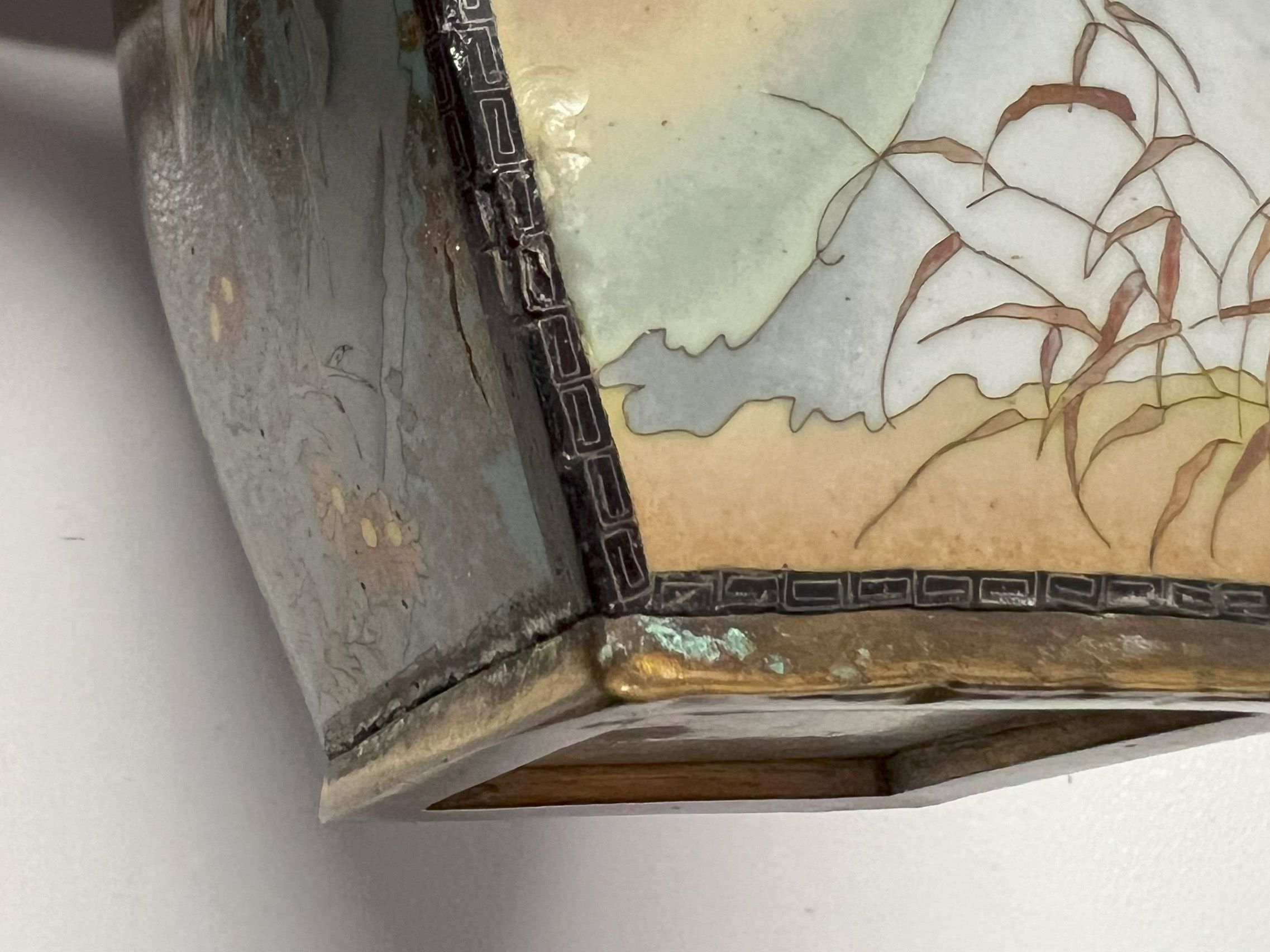 Asien, frühe Cloisonné Vase mit feinen Landschafts- und Vogelmotiven, interessante, kantige Form, - Image 10 of 11