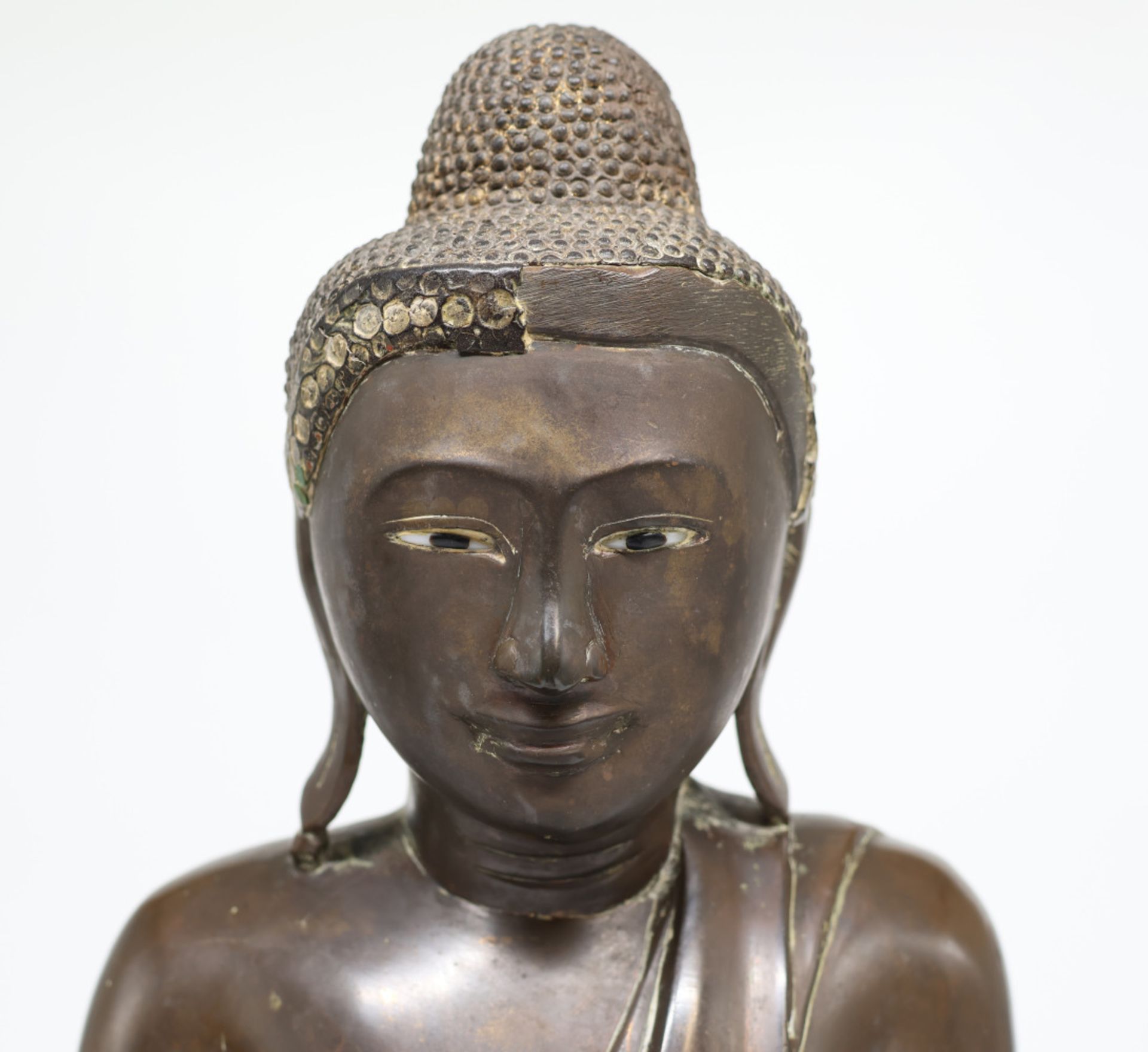 Buddha Shakyamuni. Bronze. Birma, Mandalay, um 1900. Stirnband teils besetzt mit Spiegelglassteinen, - Image 2 of 7