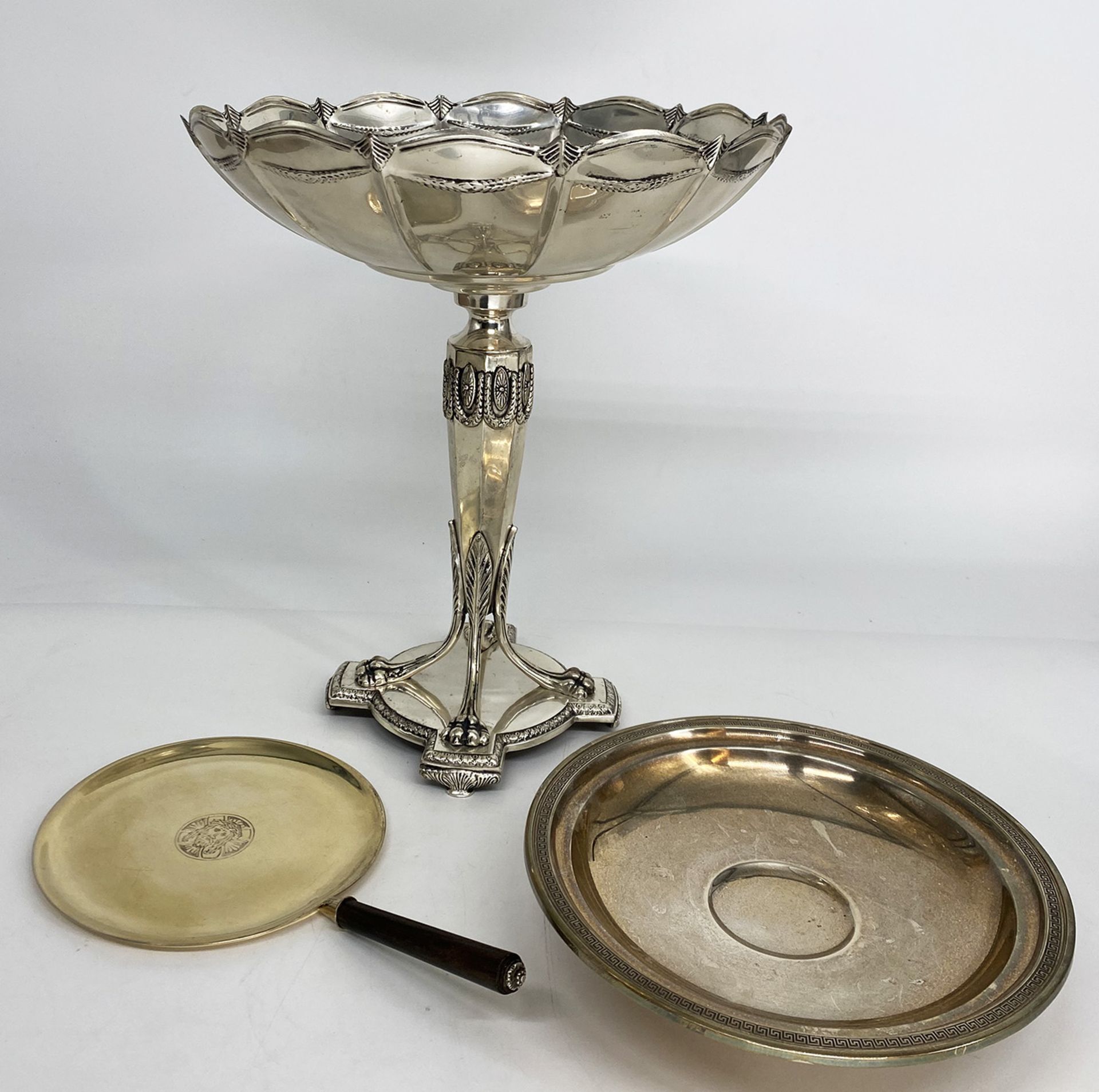 Konvolut aus 3 Objekten: Patene bzw Hostienschale, 900er Silber, im Spiegel Jesusbildnis, Holzgriff,