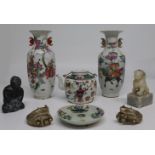 Asia Konvolut: 2 Vasen mit Figurenszenen eines Herrschers und Gefolge sowie eines Drachenreiters mit