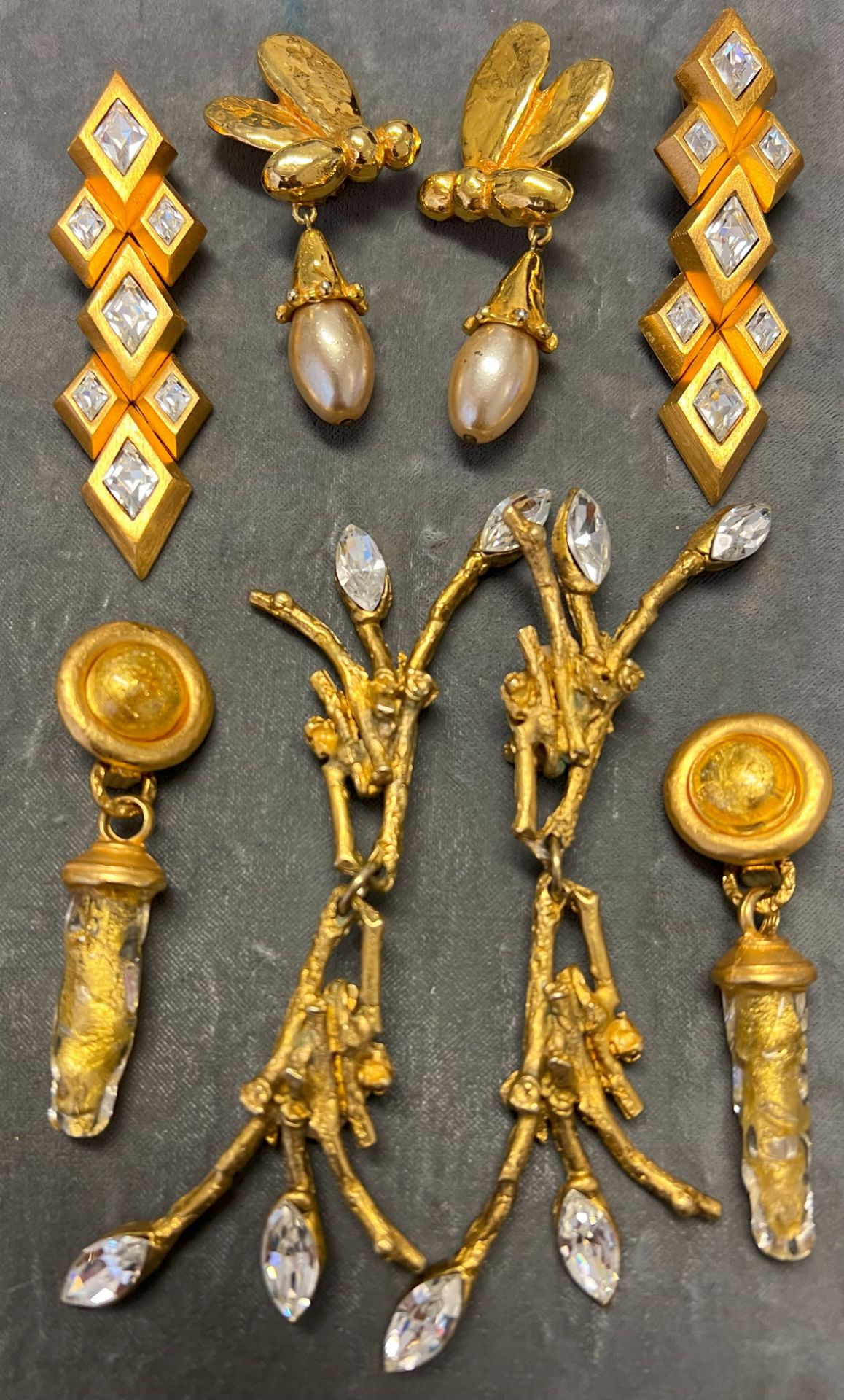 Modeschmuck / modern jewellry: 4 Paar Ohrhänger. Sonia Rykiel, mit Bienen; Galiane, Paris mit Geäst;
