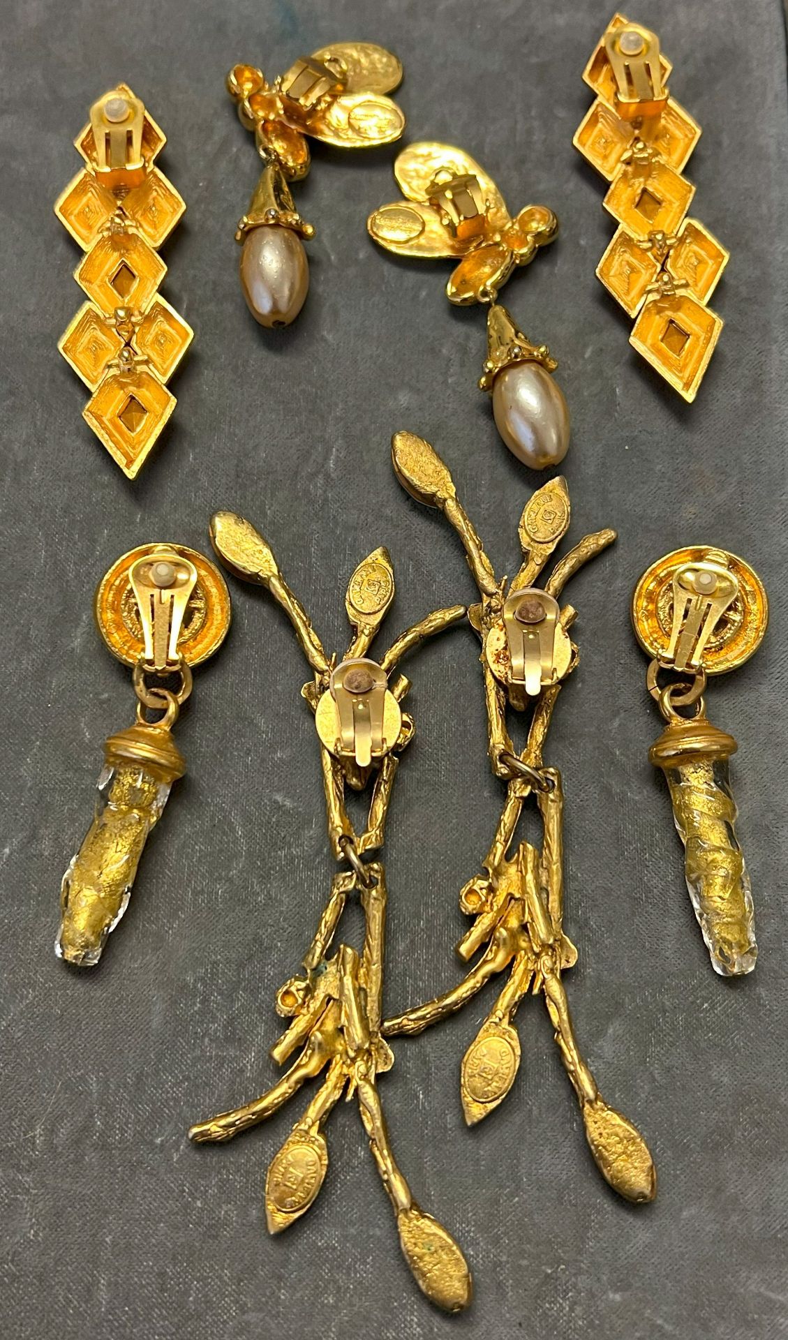 Modeschmuck / modern jewellry: 4 Paar Ohrhänger. Sonia Rykiel, mit Bienen; Galiane, Paris mit Geäst; - Image 2 of 2