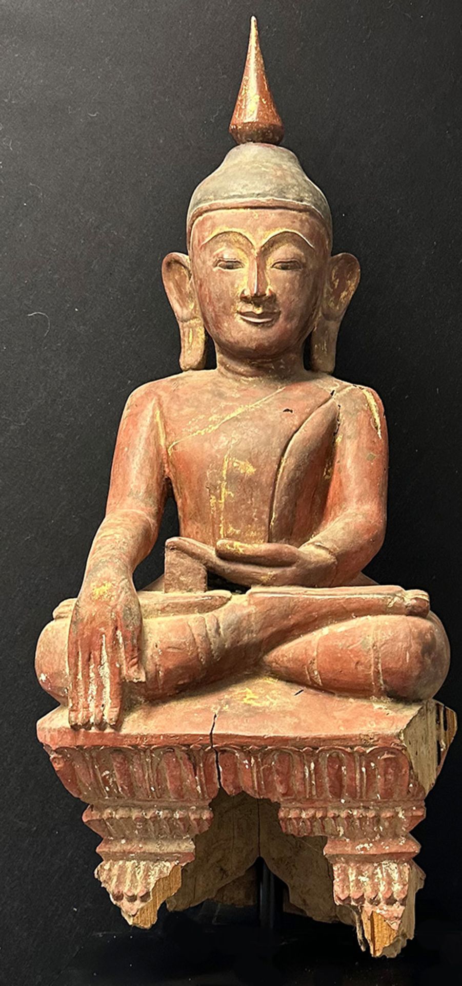 Sitzender Buddha, Burma (Birma), 19. Jh. H 85 cm. Holz mit Resten von Vergoldung. Shakyamuni ruft