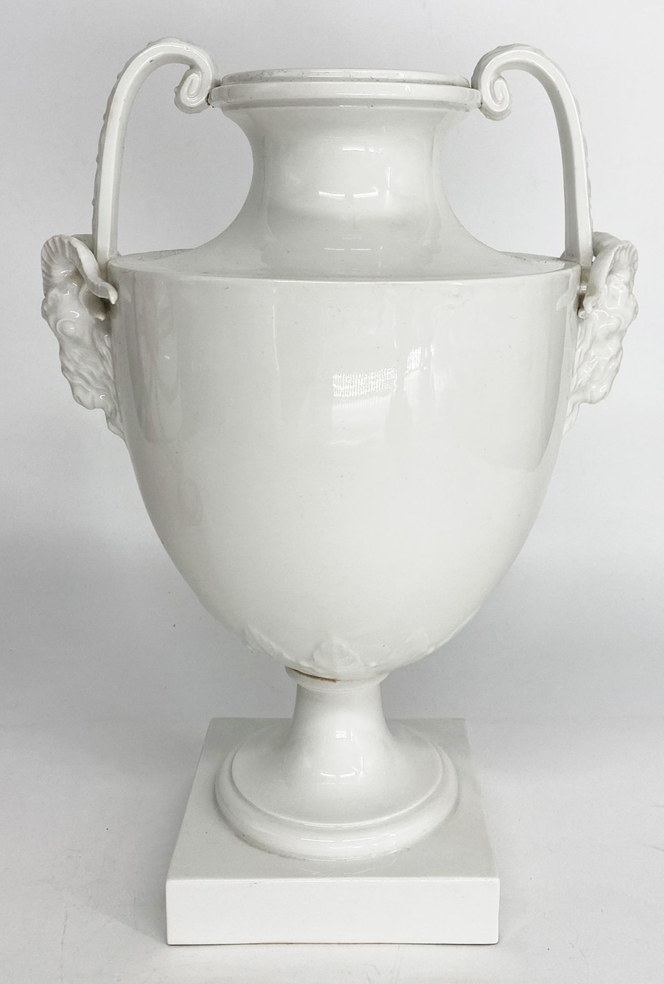 Konvolut aus 4 großen Vasen: KPM, Amphorenvase mit Greifenhenkeln, sog. Französische Vase, - Image 7 of 13