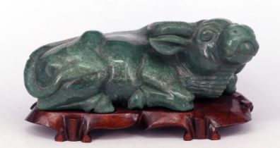 China, Wasserbüffel, Jade, auf Holzsockel, 28 x 12 x 11 cm. China, water buffalo, jade, on wooden