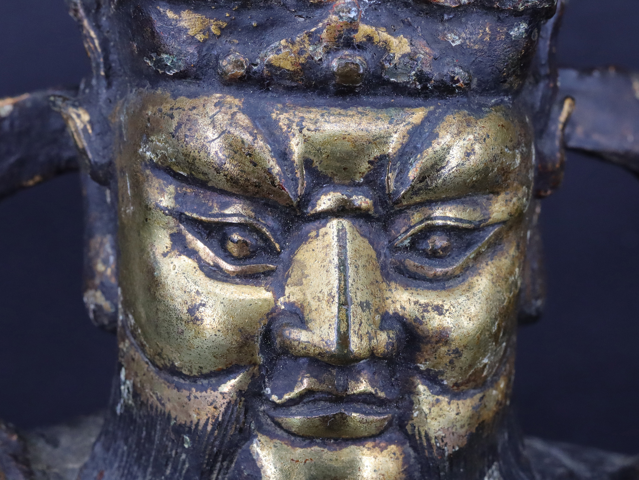 China, Ming-Zeit, 17. Jh., Guandi: Thronender Herrscher, Bronze mit Feuervergoldung und originaler - Image 5 of 25