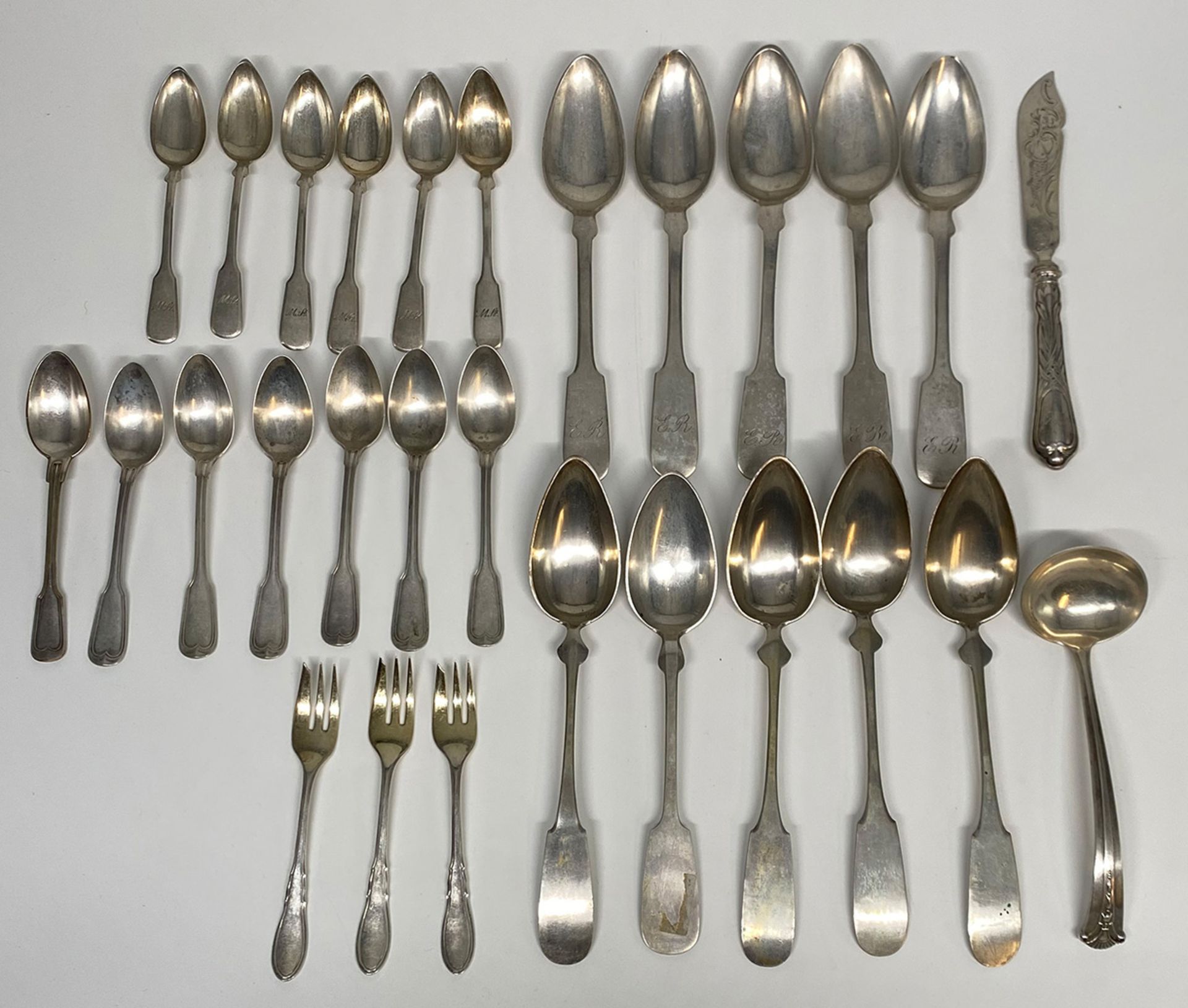 Konvolut Silber: Besteck-Set aus 5 Messern, 6 Gabeln, 6 Löffeln, 6 kleinen Gabeln, 6 Kuchengabeln, 6 - Image 4 of 12