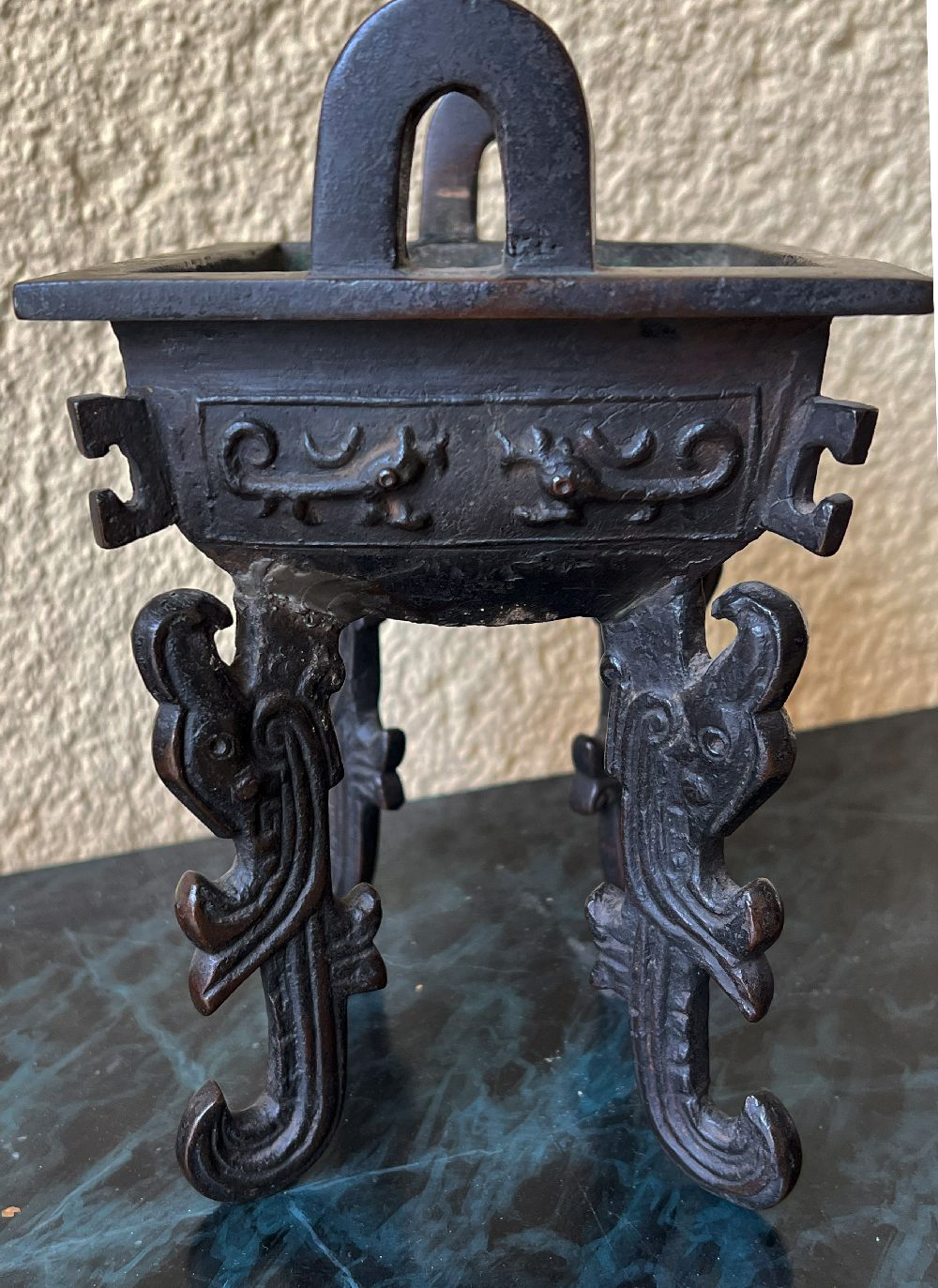 Rauchgefäß, China, Bronze, Holzdeckel mit Jadefigur, lose, 28 cm. Censer, China, bronze, wooden - Image 14 of 19