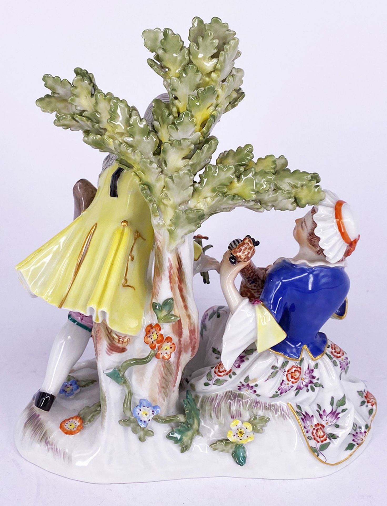 Meissen, galantes Paar: Schäferin mit Laute und Kavalier mit Blumenstrauß unter einem Baum, ein - Image 4 of 4