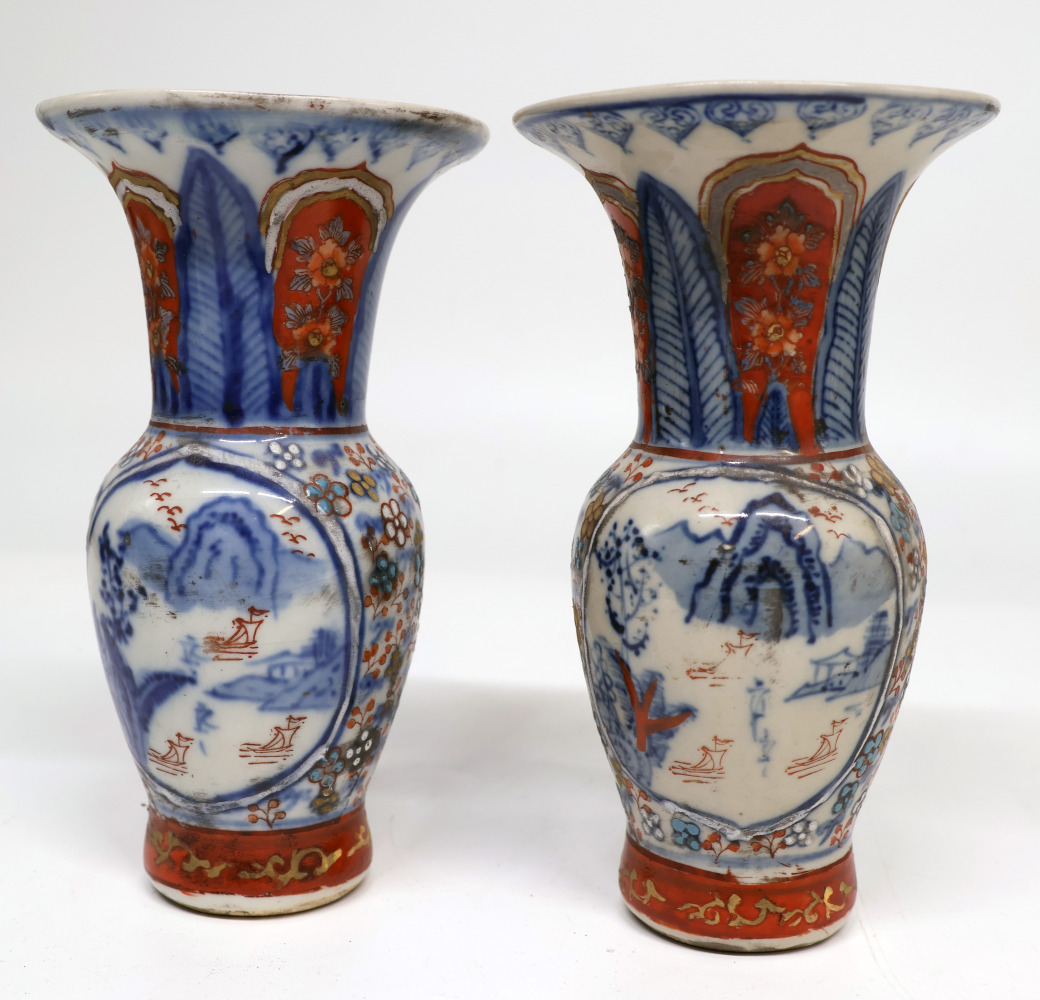 China, 19. Jh. (?), Paar Vasen mit Landschaftsmotiven, beide unterseitig signiert, Altersspuren, H - Image 2 of 5
