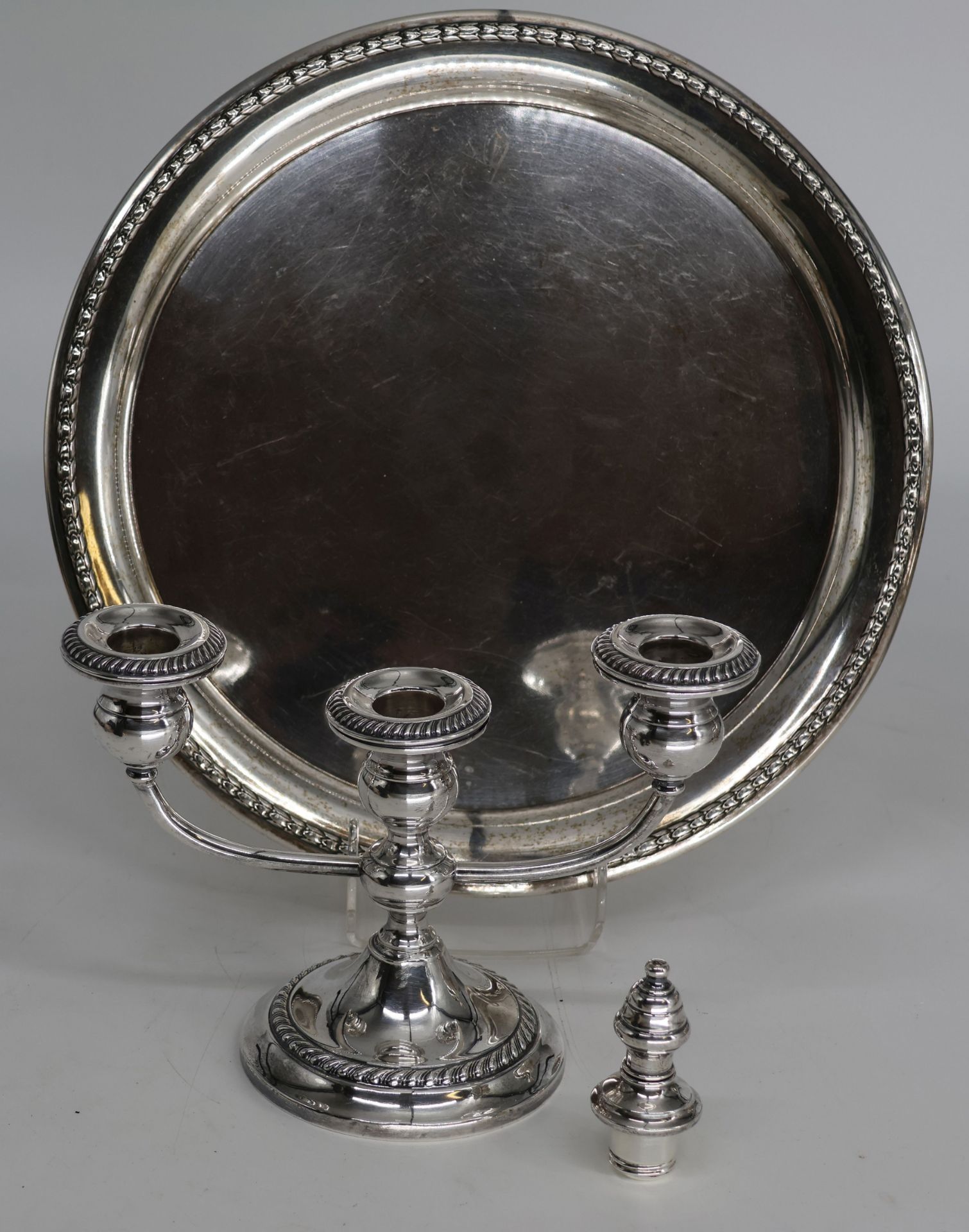Set aus drei Objekten 925er und 800er Silber: Dreiflammiger Leuchter, mittig mit Stöpsel auch als - Image 5 of 5