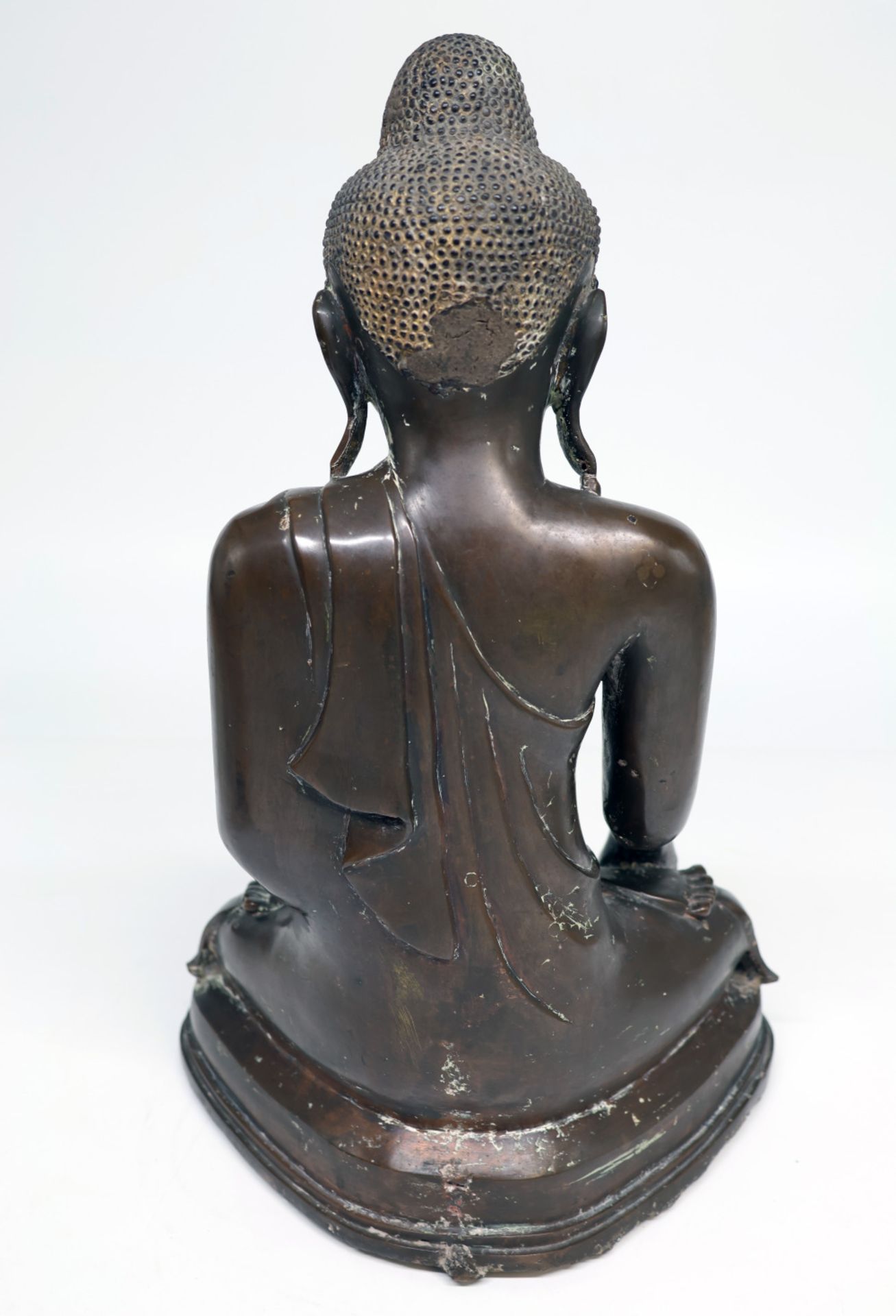 Buddha Shakyamuni. Bronze. Birma, Mandalay, um 1900. Stirnband teils besetzt mit Spiegelglassteinen, - Image 6 of 7