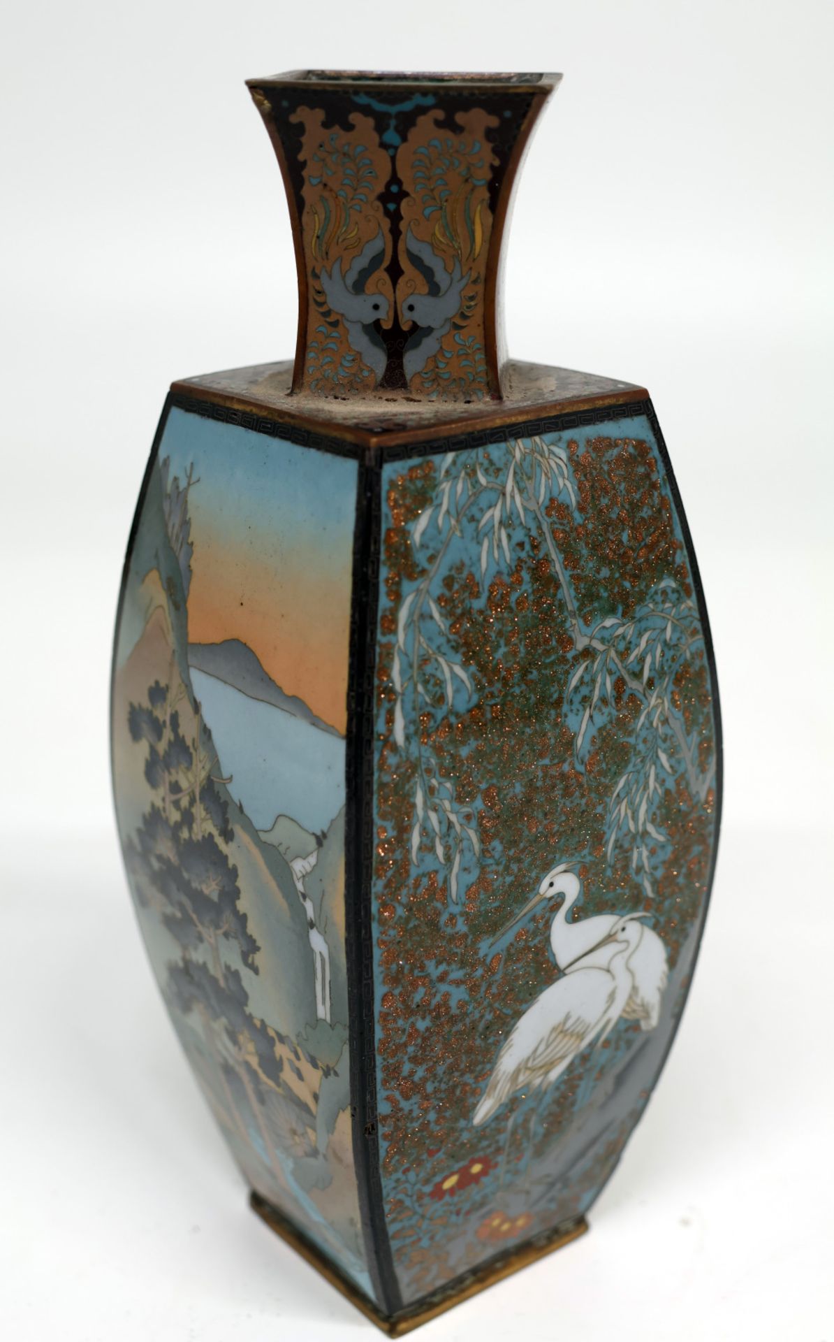 Asien, frühe Cloisonné Vase mit feinen Landschafts- und Vogelmotiven, interessante, kantige Form, - Image 4 of 11