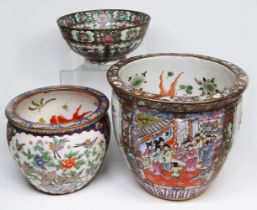 3 Objekte Asia. 2 Cachepots: der große D 42 cm, H 36,5 cm, der kleine D 33 cm, H 28 cm. Schüssel,