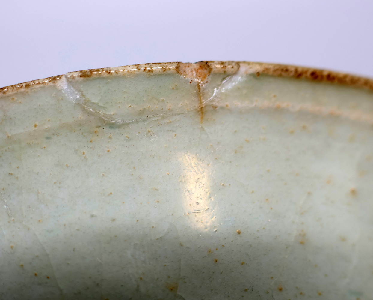 2 Objekte China, Song Dynastie (907 - 1279): Qingbai glasierte Schale (Rand min. best.), D 18 cm und - Image 3 of 7