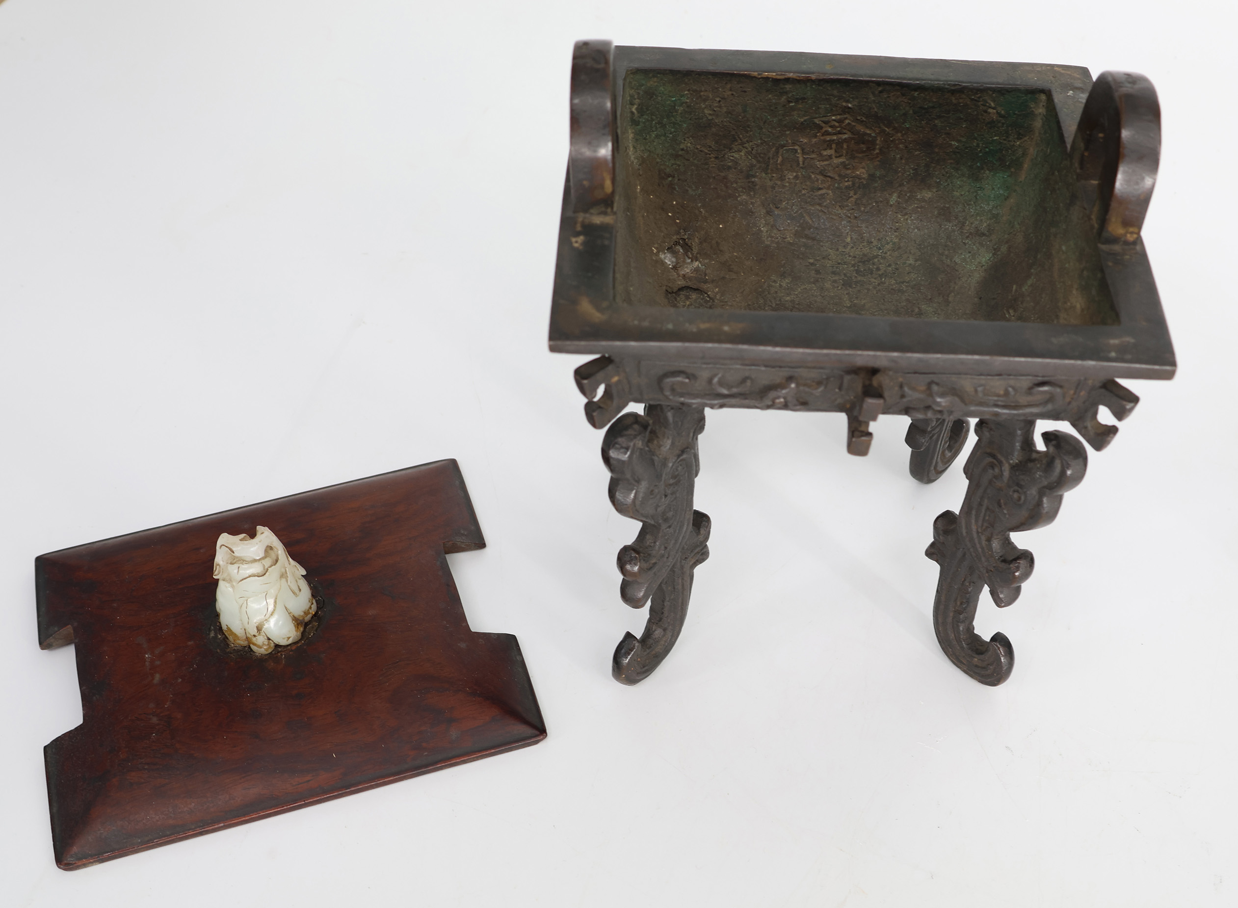 Rauchgefäß, China, Bronze, Holzdeckel mit Jadefigur, lose, 28 cm. Censer, China, bronze, wooden - Image 5 of 19