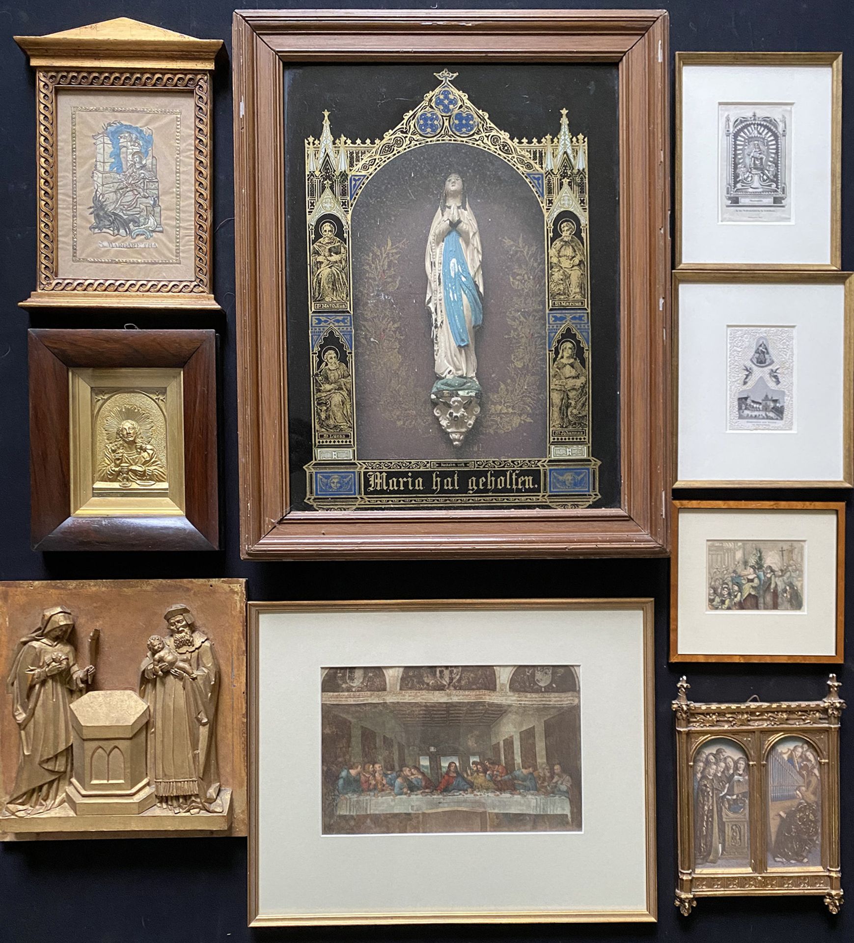 Großes Konvolut mit sakralen Darstellungen, Altersspuren: Andachtsbild der Maria in Glaskasten;