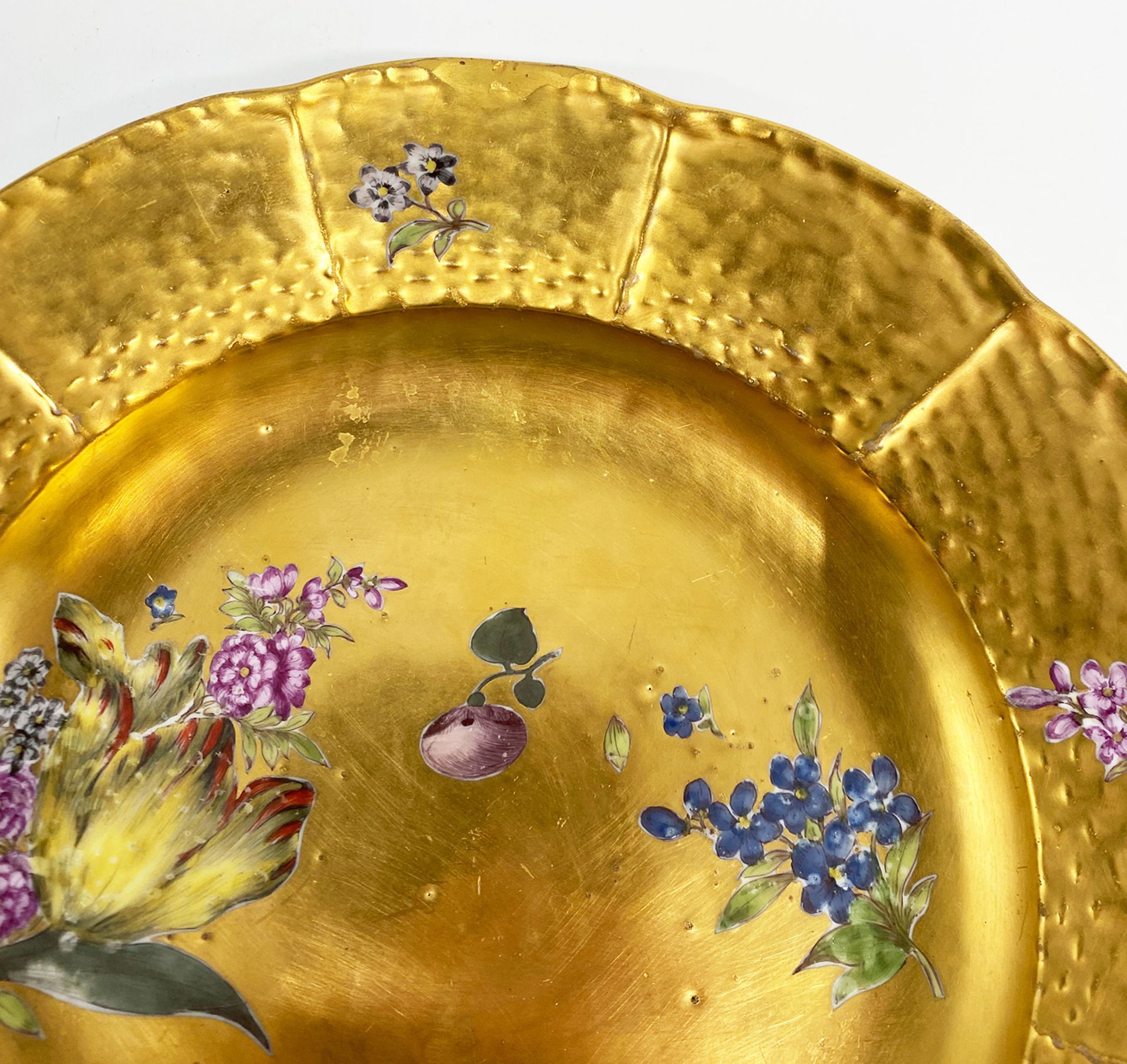 Meissen, Teller mit Goldfond und bunten Blumen, Mitte 18. Jh., Schwertermarke Meißen, D 22,5 cm, - Image 4 of 5