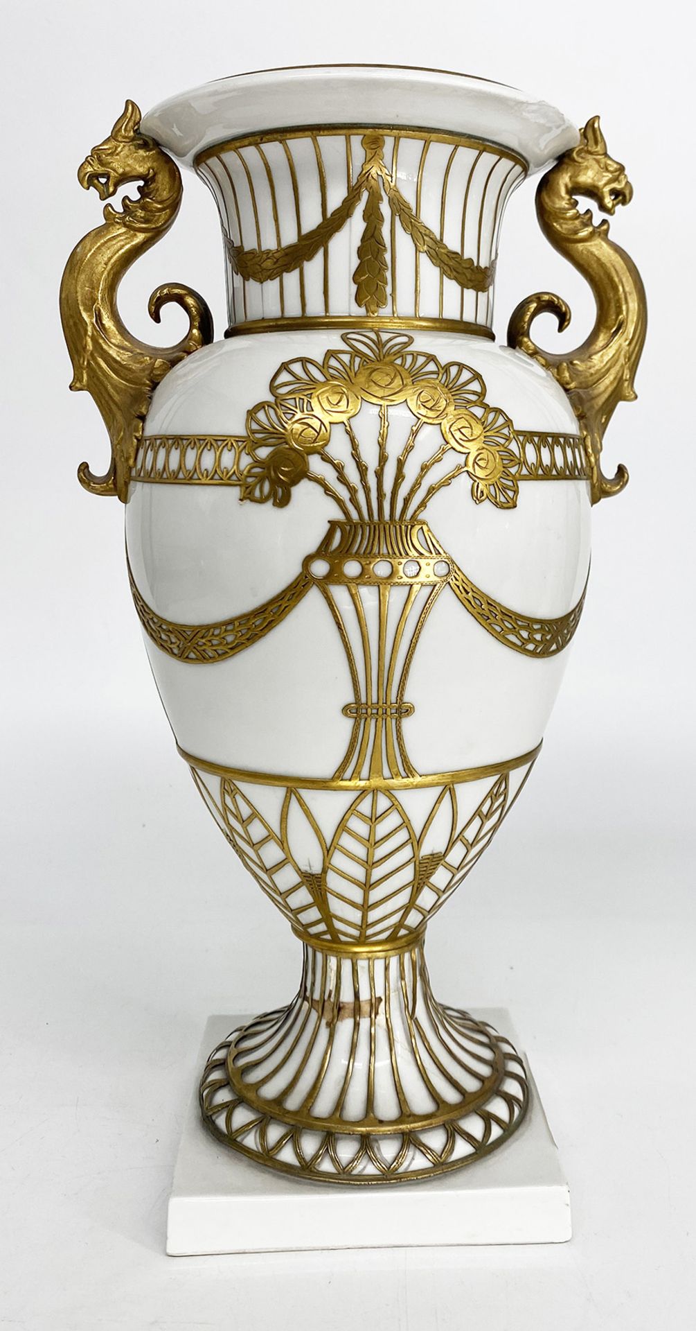 Konvolut aus 4 großen Vasen: KPM, Amphorenvase mit Greifenhenkeln, sog. Französische Vase, - Image 11 of 13
