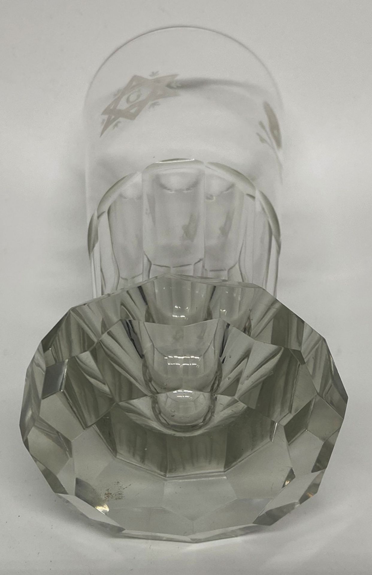 Glasvase mit massivem geschliffenem Stand und geätzten Symbolen auf dem trichterförmigen Korpus, H - Image 2 of 2