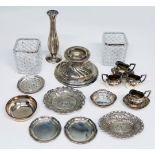 Konvolut schönes Silber, 800er bis 835er Silber: Kerzenständer H 7,5 cm; Vase H 15,5 cm; 4