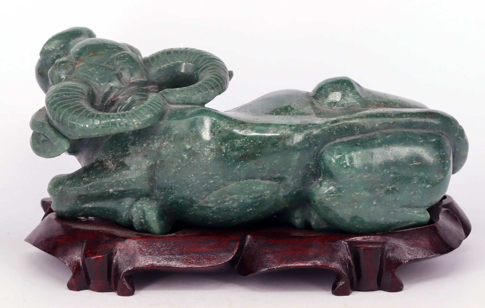 China, Wasserbüffel, Jade, auf Holzsockel, 28 x 12 x 11 cm. China, water buffalo, jade, on wooden - Image 2 of 4