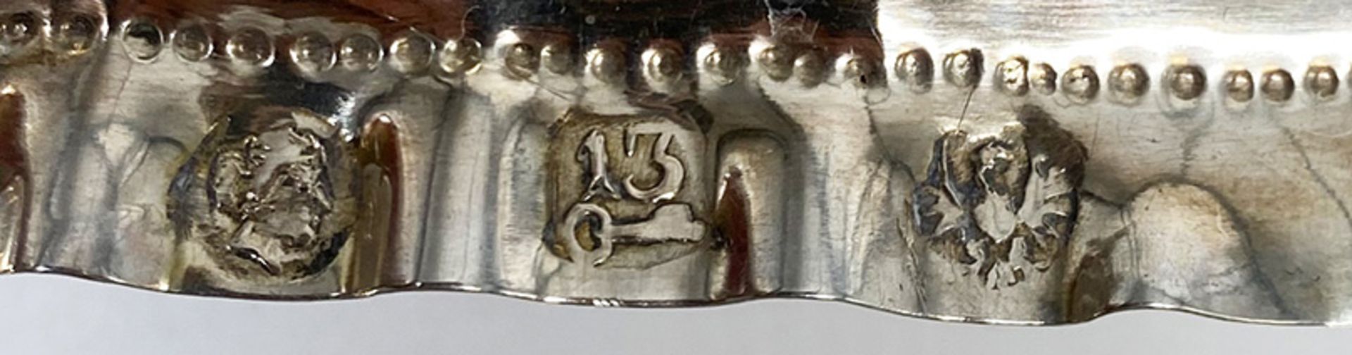 Konvolut aus fünf Silberschalen und -platten: Rundes Tablett mit geschwungenem Rand, 835er Silber, - Image 6 of 7