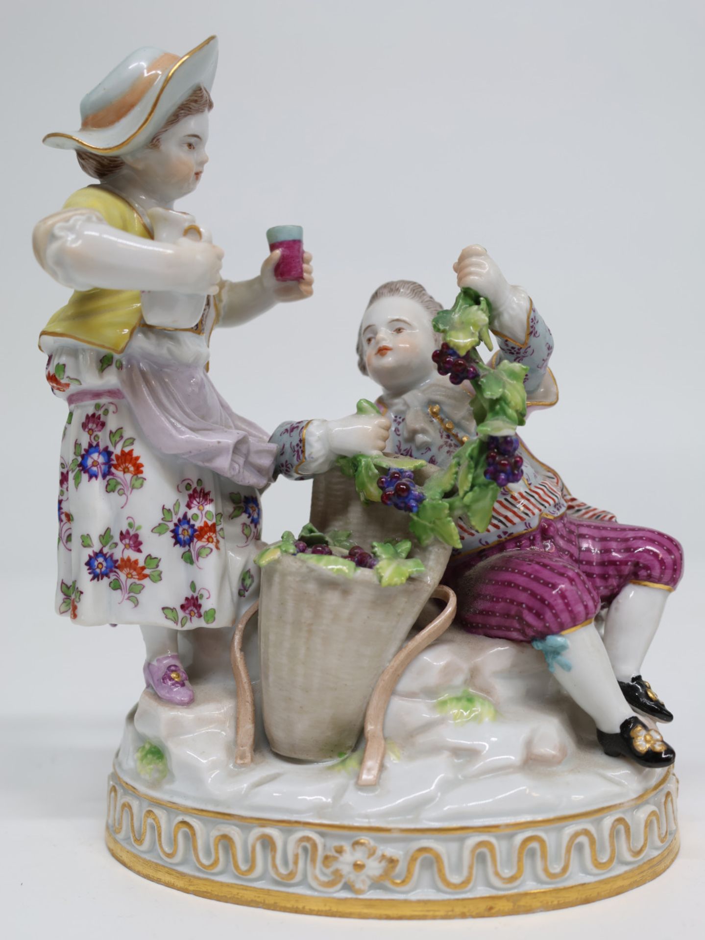 Meissen, zwei Figurenpaare; Allegorie Frühling und Herbst: Mädchen mit Girlande und stehendem Galan, - Image 7 of 12