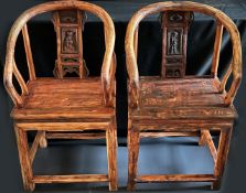 Paar chinesische Stühle, Holz, Altersspuren, Rückenlehne H 90 cm, Sitzfläche 49 x 38 cm