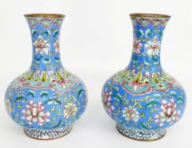 Paar Cloisonnévasen, bauchiger Korpus auf niedrigem Stand und schlanker Hals, florale Muster auf