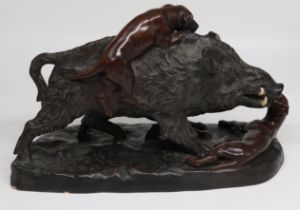 Skulptur, Keramik bronziert, Wildschweinjagd mit Hunden, Hundehatz auf Eber, gemarkt EJM, 56 x 35