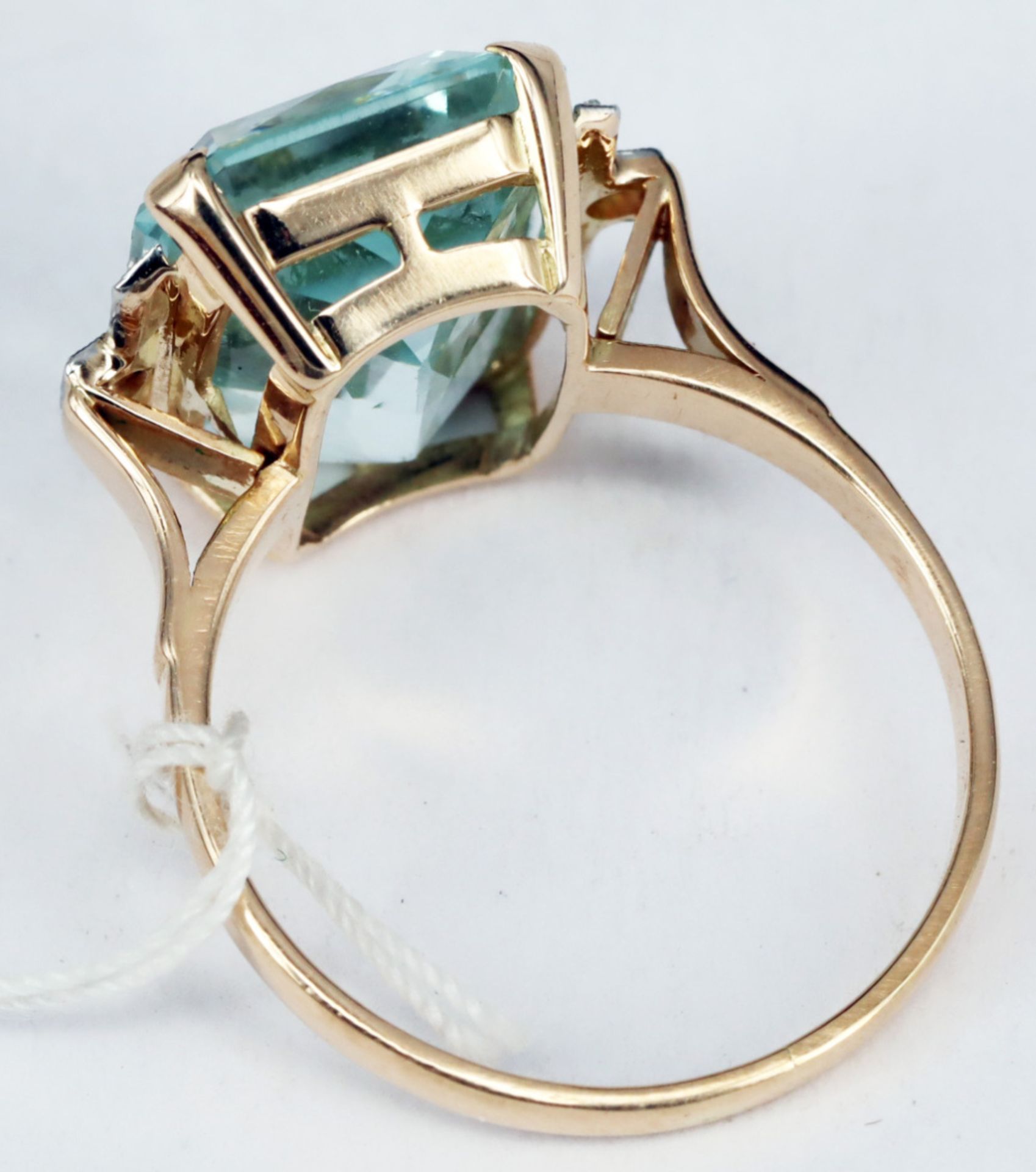 Ring, 585er GG, mit großem Aquamarin ca. 9 ct, seitlich mit Diamanten gefasst, Altersspuren, RG56 - Image 4 of 5