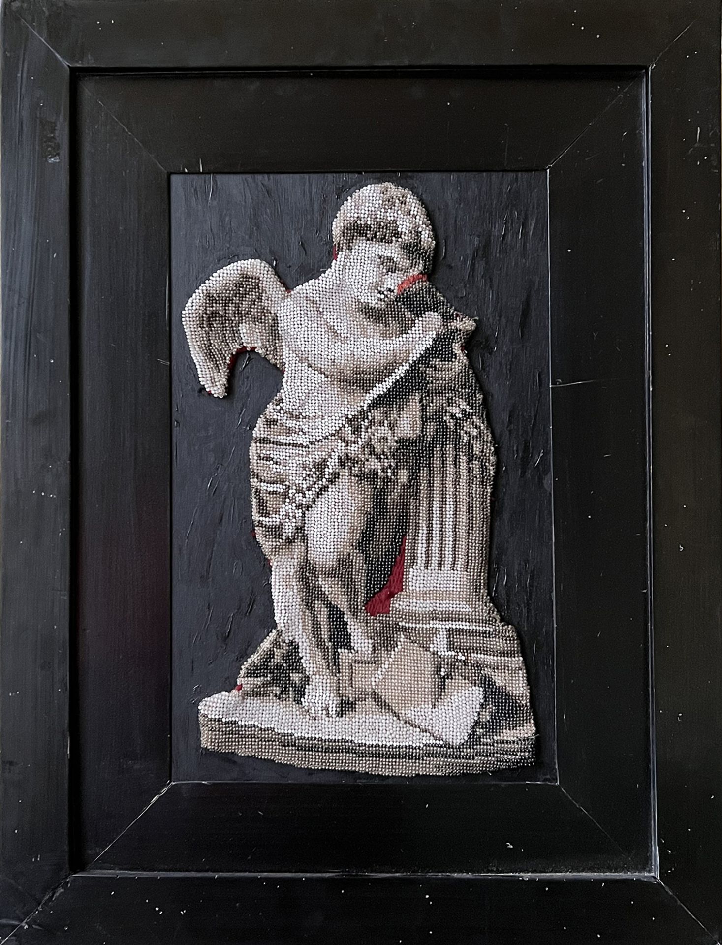 Glasperlenbild, 19. Jh., Engel an Säule stehend, mit Glasperlen gefädelt, teils auf Stoff gelegt und