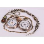 2 Herrentaschenuhren, Silber, mit 2 unterschiedlichen Uhrketten, versilbert etc. Beide Uhren