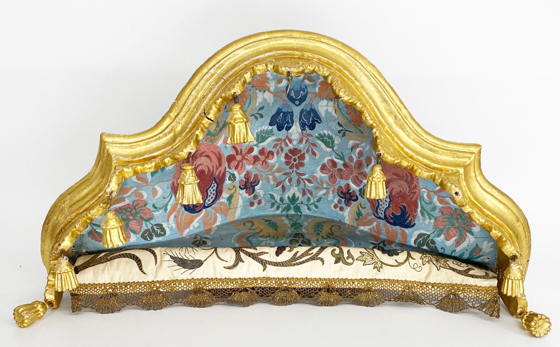 Barocker Baldachin mit geschnitztem Lambrequin sowie kleinen hängenden Quasten, Holz, farbig und