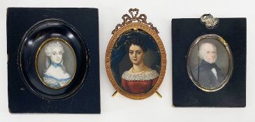 Drei ovale Miniaturen, Portraits: Brustbildnis eines höfischen Mädchens in weiß-blauem Kleid, 6,2