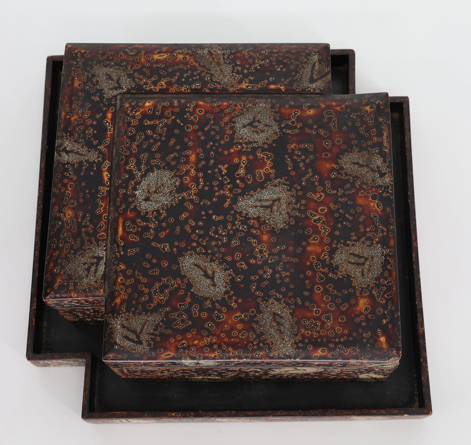 Kästchen, Japan, 21 x 21 cm, H 7 cm. Small box, Japan, 21 x 21 cm, H 7 cm. - Image 4 of 4