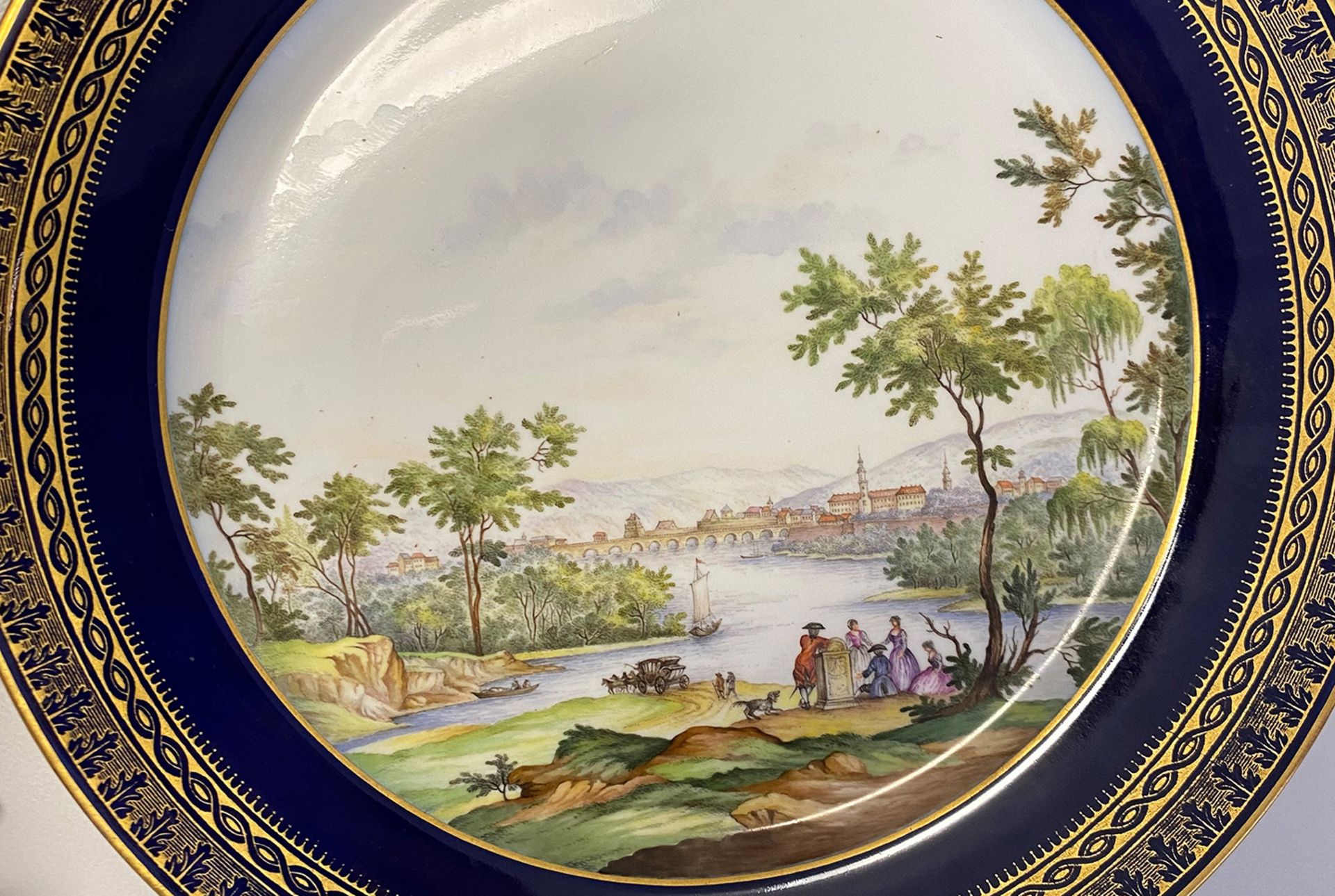 Konvolut Meissen: großer Teller mit Landschaftsmalerei und Figurenstaffage im Spiegel, kobaltblaue - Image 6 of 7