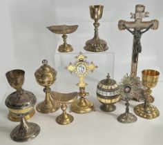 Großes schönes religiöses Konvolut: darunter Ziborium, Messkelch, Weihrauchgefäß, Kruzifixus,