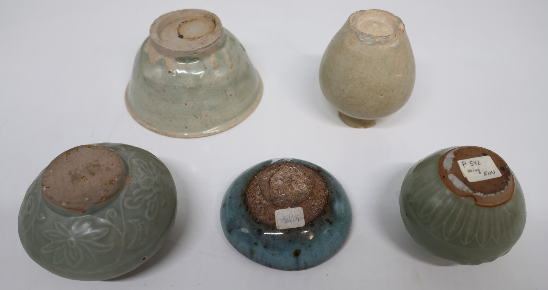 Konvolut diverse Gefäße, 13. - 16. Jh.: Kleine Yunyao blauglasierte Schale, Yuan (1279-1368), D 8, - Image 2 of 6