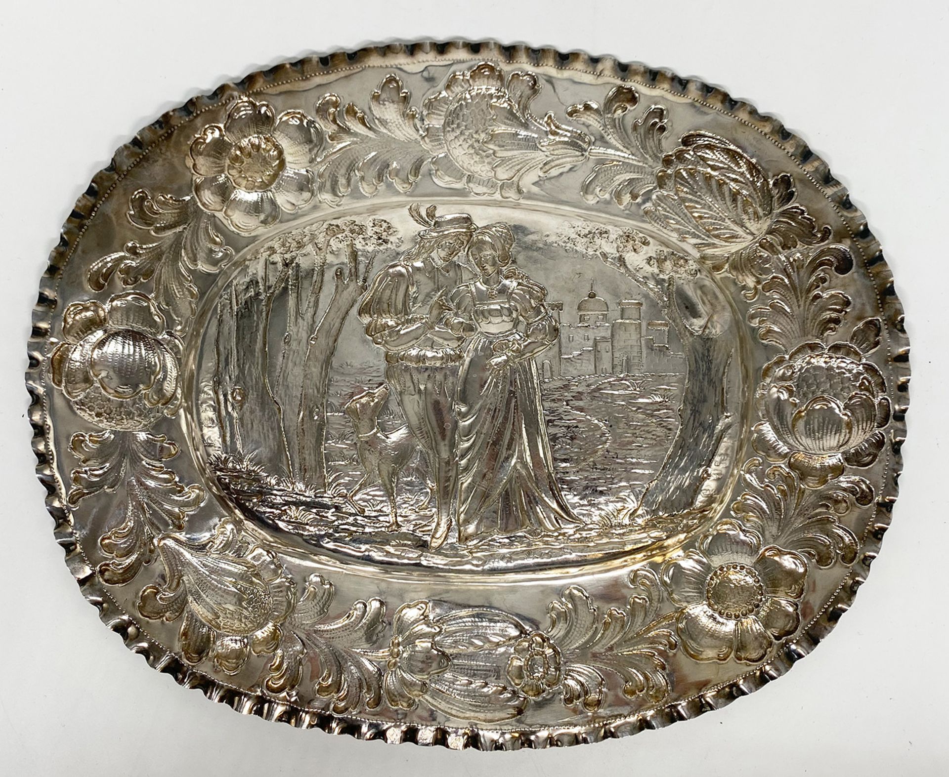 Ovale Silberschale mit üppigem Blumendekor-Relief auf der Fahne sowie einer Figurendarstellung im - Bild 2 aus 3