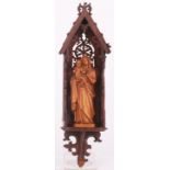 Madonnenfigur in geschnitztem Holzschrein: Maria mit dem Jesuskind auf dem Arm, Holz, H. 13 cm, am