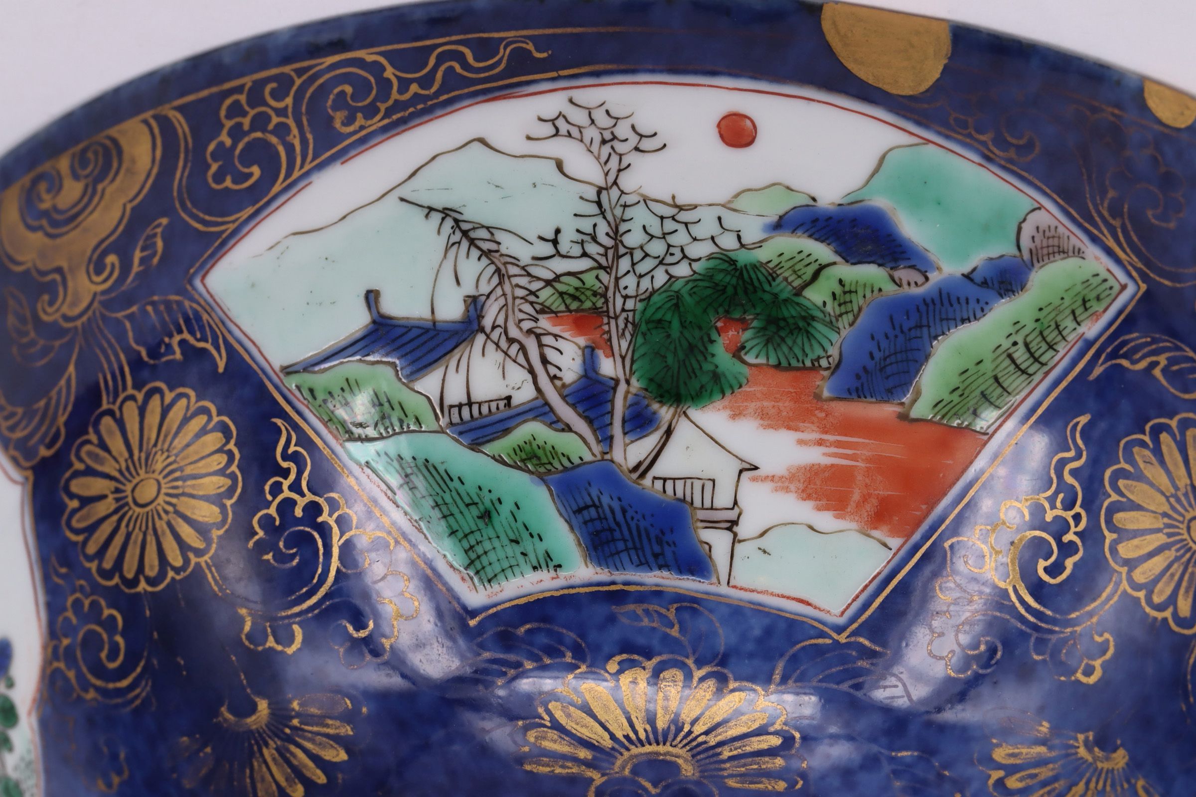 China, Kumme, Kang Hsi, grüne Familie, Porzellan mit Blaudekor und Gold sowie Kartuschen mit - Image 7 of 12