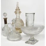 Konvolut Kristallglas: hohe Karaffe mit teils floralem Dekor, Karaffe mit Silberhals, Henkelkaraffe,