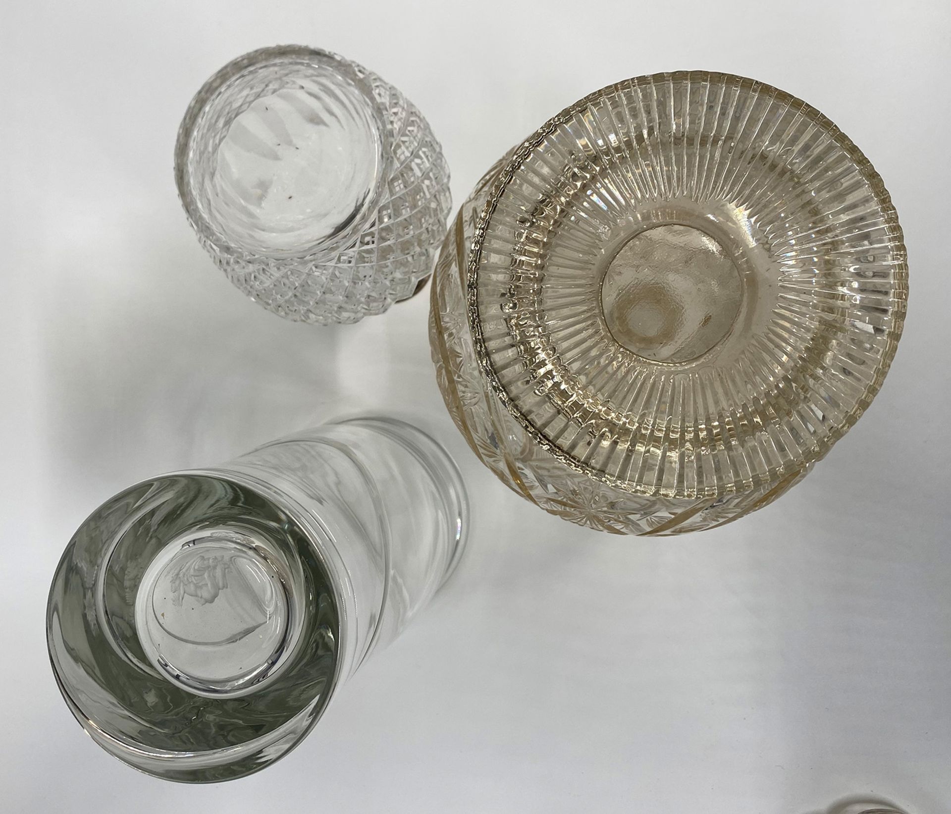 Konvolut Kristallglas: hohe Karaffe mit teils floralem Dekor, Karaffe mit Silberhals, Henkelkaraffe, - Image 2 of 6