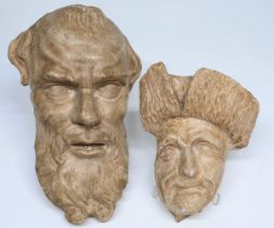 Zwei Masken, Gips: Mann mit Bart, H 29 cm; Mann mit Hut, restauriert, H 20 cm. Two masks, plaster: