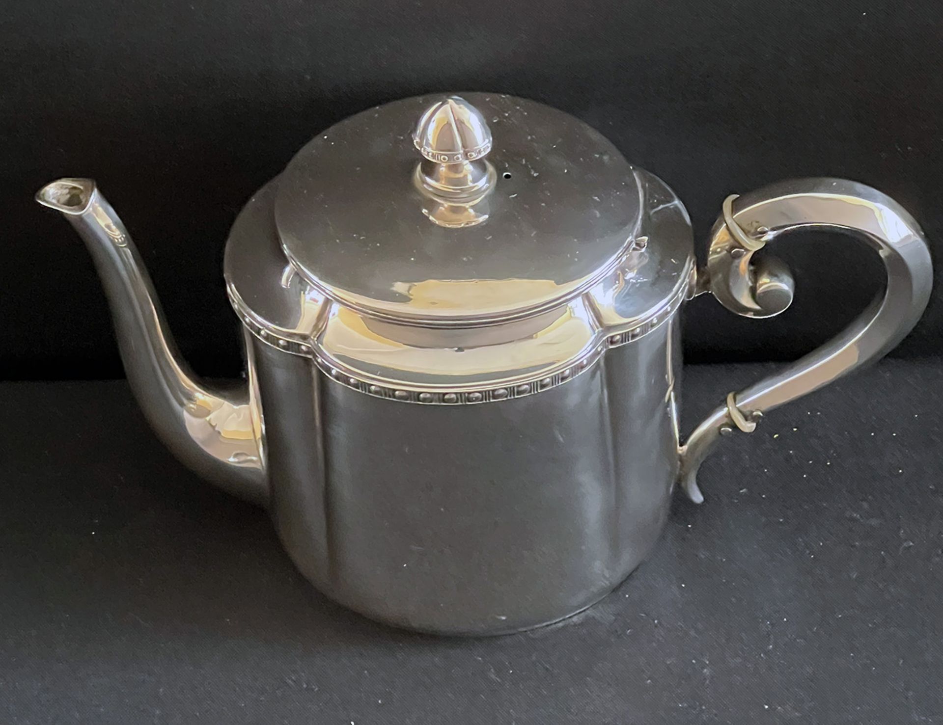 Kaffee- und Teeset, 800er Silber, ca. 1920. Kaffeekanne, Teeekanne, Milchkännchen, Zuckerdose und - Bild 3 aus 5