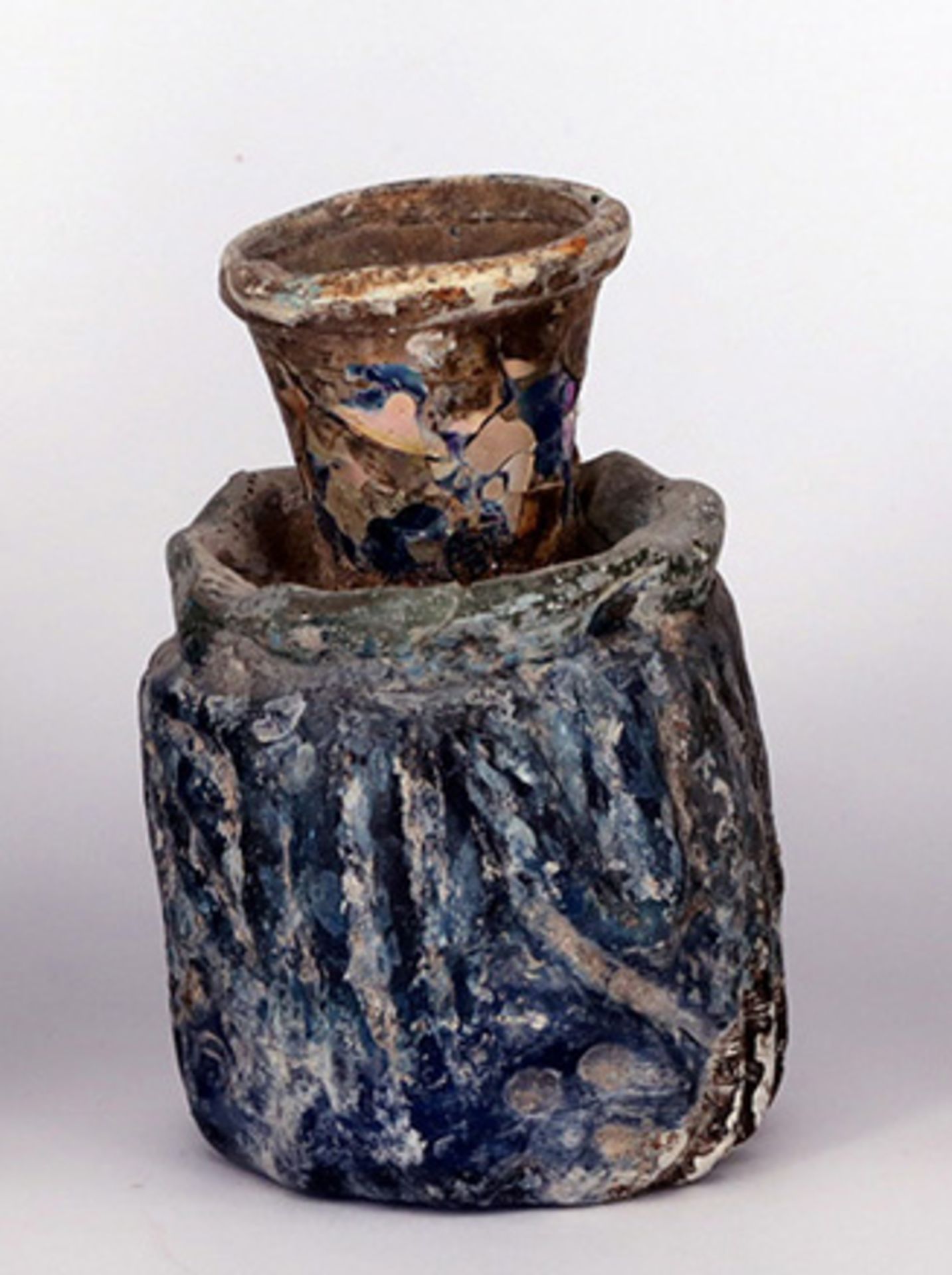 Dickwandige Glasvase, Ägypten oder Syrien, 3.-4. Jh. n. Chr., H 8,3 cm. Der schwere Glaskörper wie