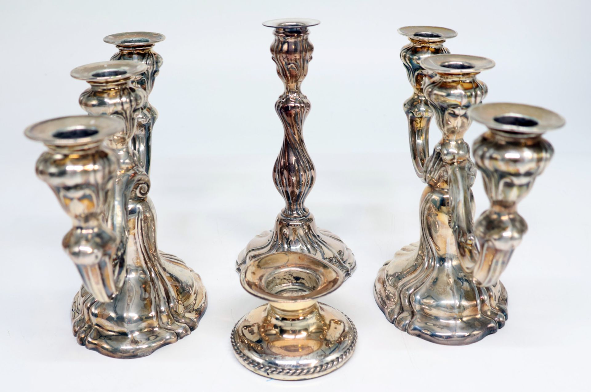 4 Leuchter, 835er und 925er Silber, Stand jeweils gefüllt: 2 dreiflammige Leuchter, H 18 cm; ein - Bild 3 aus 3