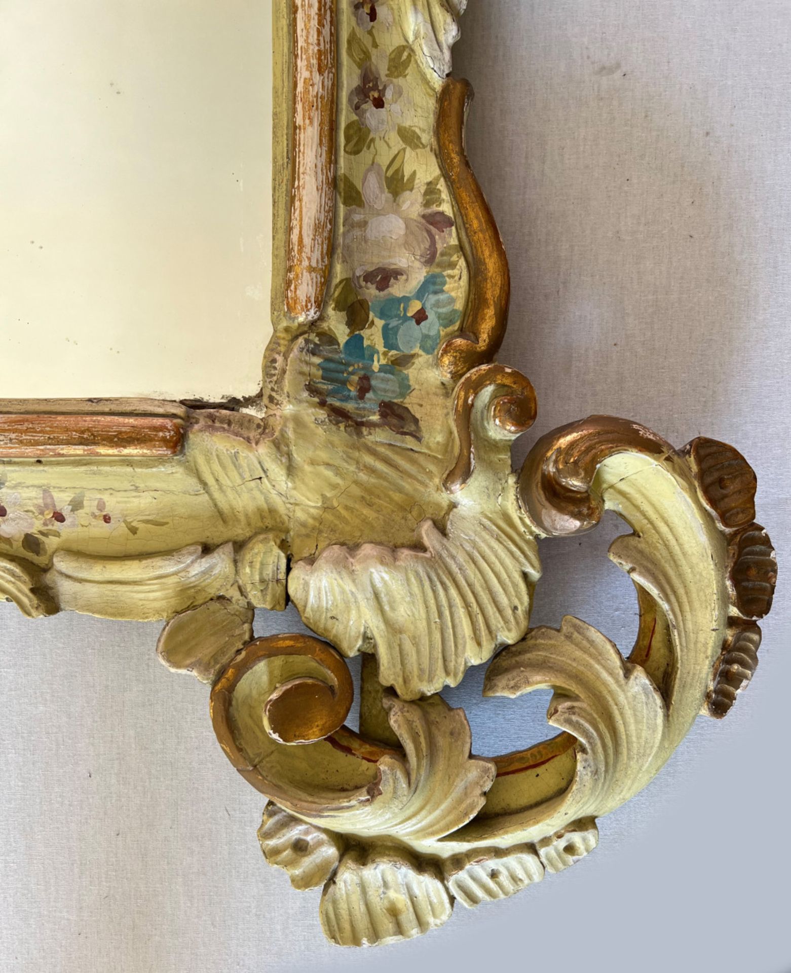 Barockspiegel mit Floralmalerei, Holz, farbig gefasst, Schlossmöbel, Altersspuren, 190 x 107 cm. - Bild 2 aus 11